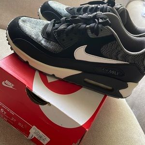 NIKE Air Max 90 (Big Kids)